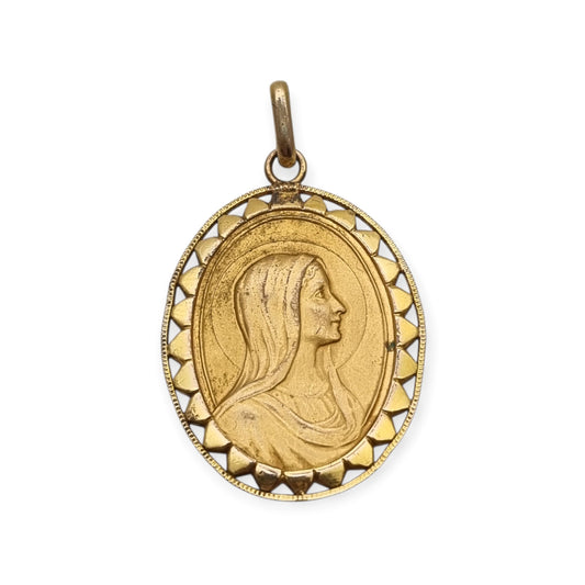 Medalla religiosa vintage de la Virgen María en metal dorado con orla calada, España, ca. 1940–1960