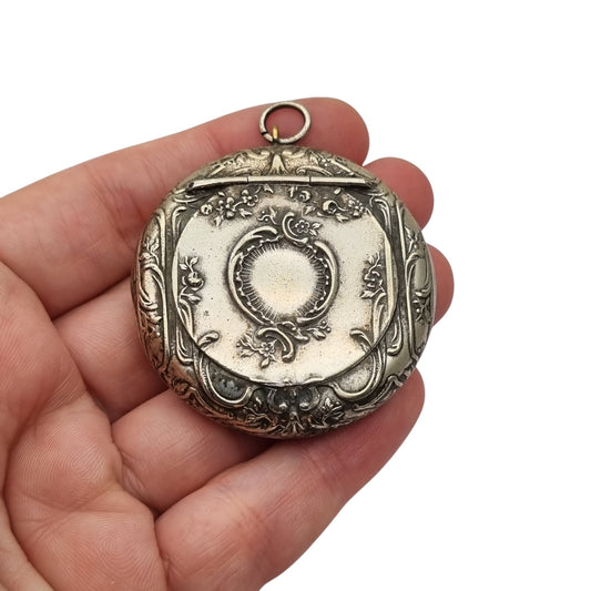 Polvera Art Nouveau floral colgante antigua de metal plateado para chatelaine, ca. 1900–1920