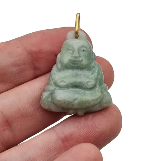 Colgante Buda circa 1970 en jade verde, amuleto de figura tallada con anilla en tono dorado