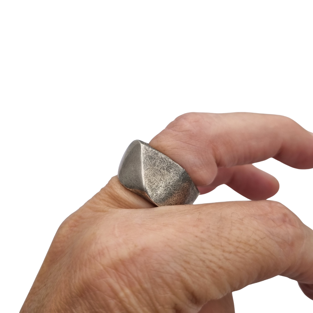 Anillo brutalista de plata maciza, acabado erosionado y satinado, circa 1980-1990