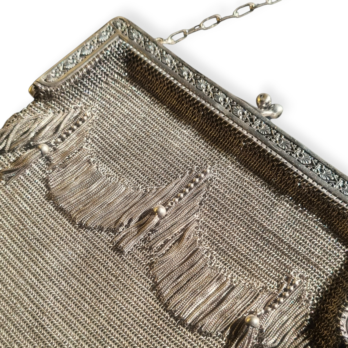 Bolso antiguo Belle Époque de malla de plata 800 con borlas, flecos y boquilla floral, Europa, ca. 1900–1920
