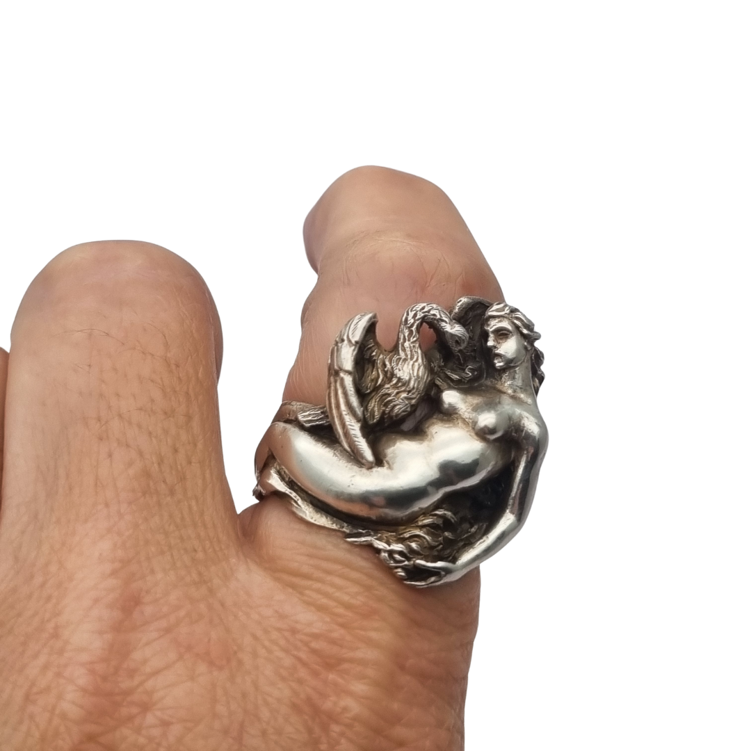 Anillo mitológico de Leda y el cisne en plata 800 italiana estilo modernista siglo XX escultórico