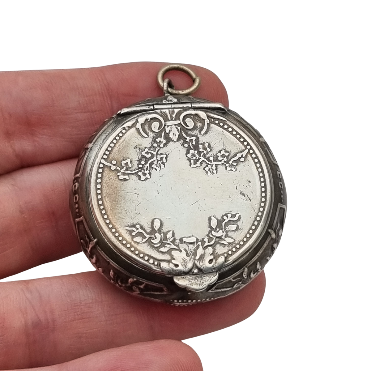 Antique silver pendant powder compact with mirror, Belle Époque and Art Nouveau, Europe, circa 1900-1915