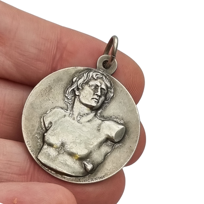 Medalla relicario vintage de san Sebastián de las catacumbas de Roma con símbolos paleocristianos, Italia, ca. 1950–1960