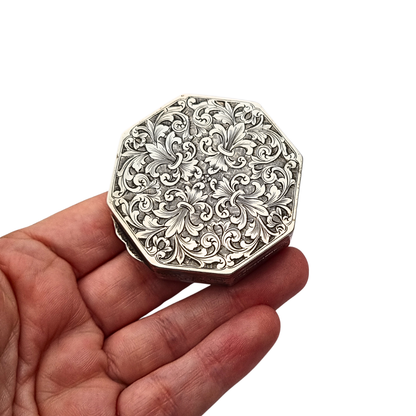 Caja floral hexagonal estilo revival barroco de plata 800, Italia circa 1930