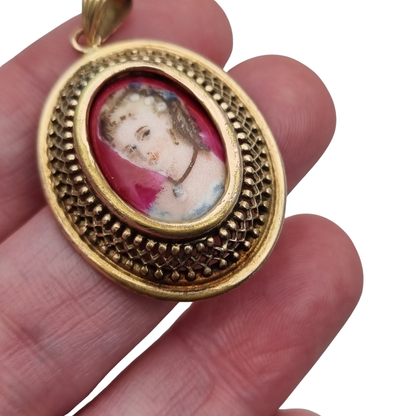 Colgante calado dorado vintage  con porcelana Limoges con retrato femenino Francia, ca. 1950–1960