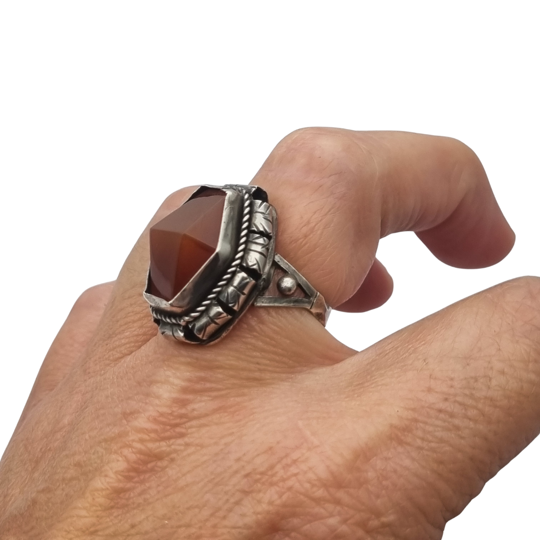 Anillo Art Déco tardío en plata con cornalina facetada circa 1940-1950