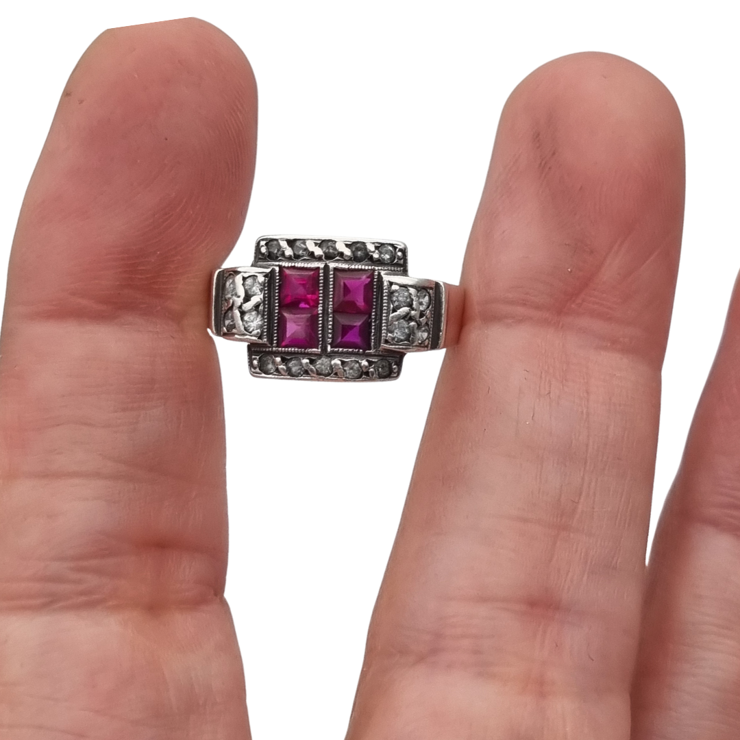 Anillo Art Déco francés de plata con rubí y pedrería blanca, circa 1930.