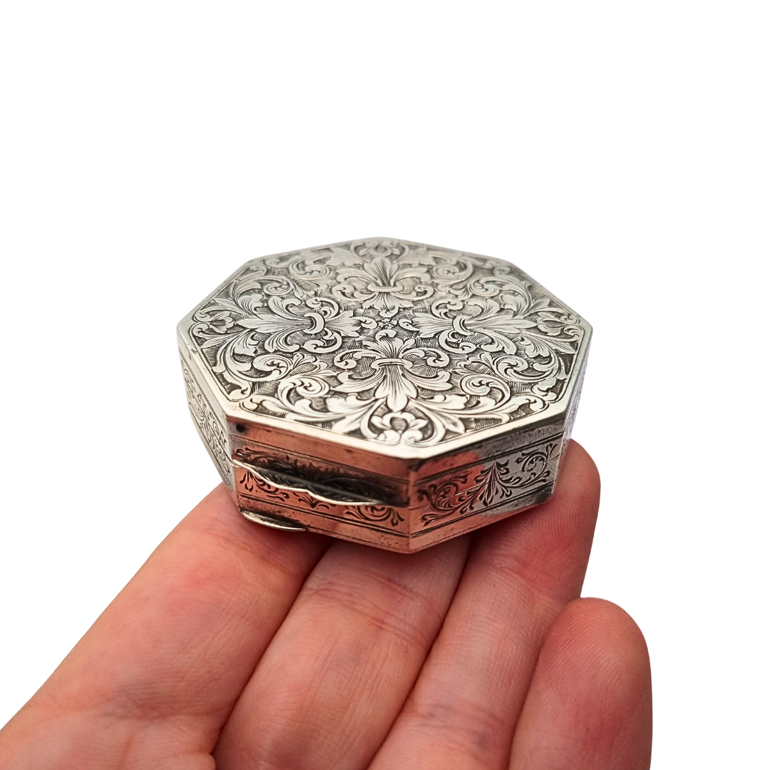 Caja floral hexagonal estilo revival barroco de plata 800, Italia circa 1930