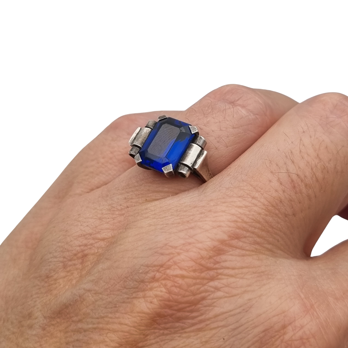 Anillo vintage Art Déco de plata con piedra azul facetada, Europa, ca. 1930–1940