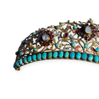 Tiara victoriana austrohúngara en plata dorada con turquesas, granates y piedra de luna, romántico tardío, ca. 1880–1900