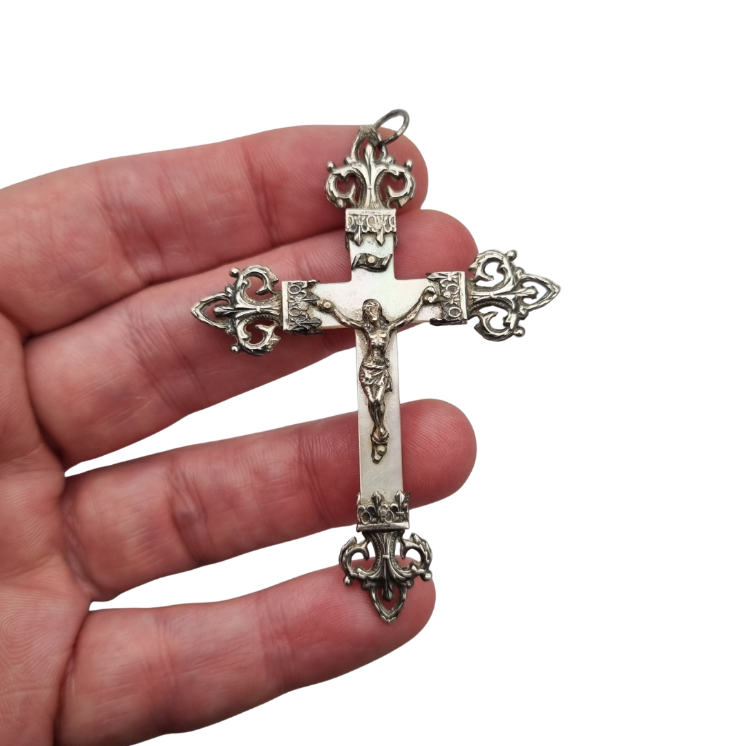 Cruz Art Nouveau francesa de plata y nácar, crucifijo religioso antiguo, ca. 1920–1930