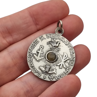 Medalla relicario vintage de san Sebastián de las catacumbas de Roma con símbolos paleocristianos, Italia, ca. 1950–1960