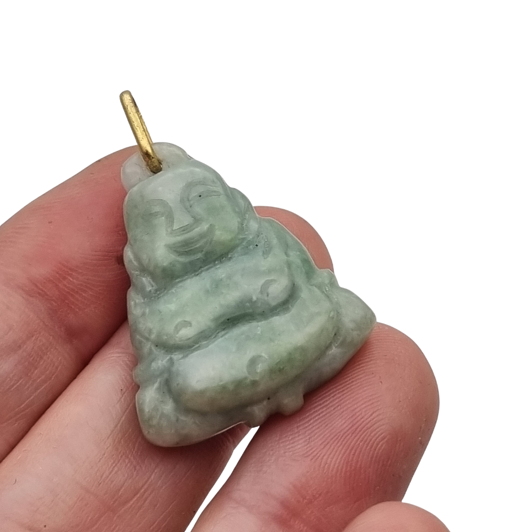 Colgante Buda circa 1970 en jade verde, amuleto de figura tallada con anilla en tono dorado
