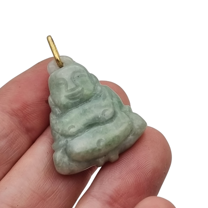 Colgante Buda circa 1970 en jade verde, amuleto de figura tallada con anilla en tono dorado