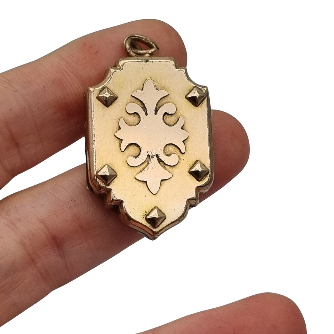 Guardapelo victoriano en metal dorado grabado forma escudo circa 1900