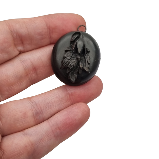 Guardapelo floral Victoriano antiguo de vulcanita, circa 1880-1900, joyería de luto