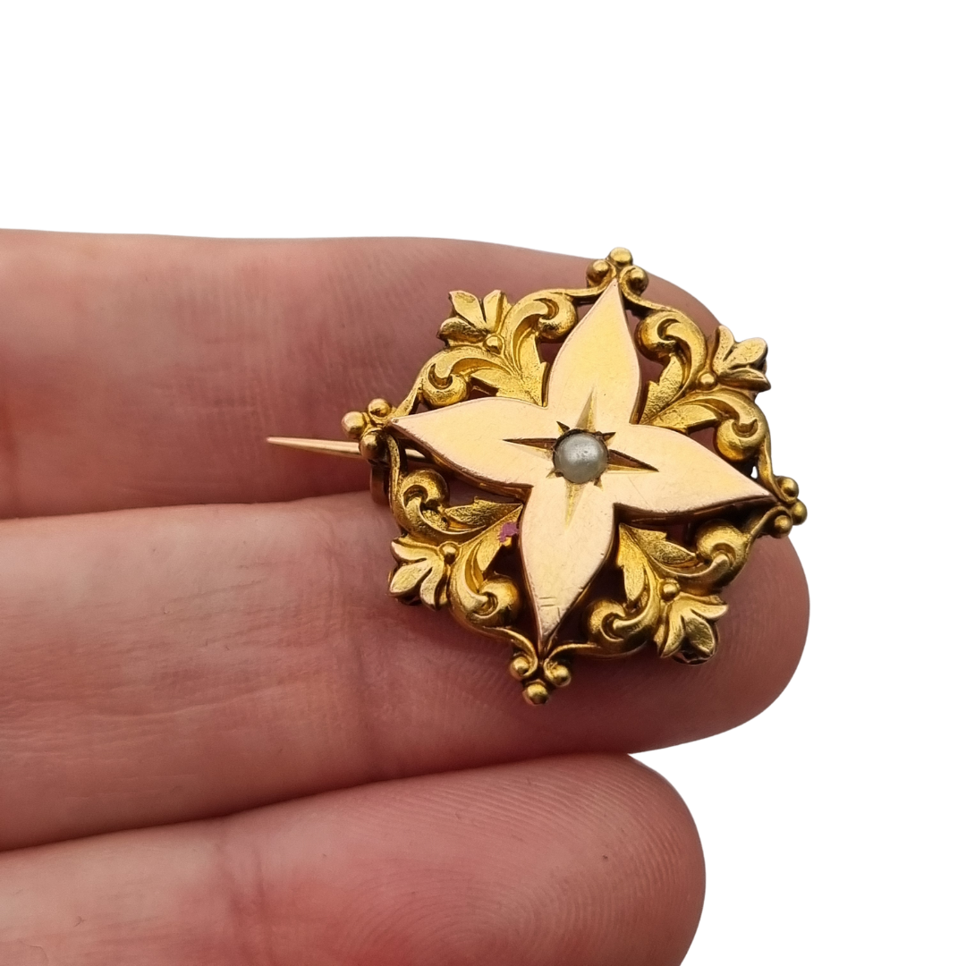Broche de cuello victoriano FIX en oro laminado y perla central, Francia circa 1900