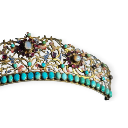 Tiara victoriana austrohúngara en plata dorada con turquesas, granates y piedra de luna, romántico tardío, ca. 1880–1900