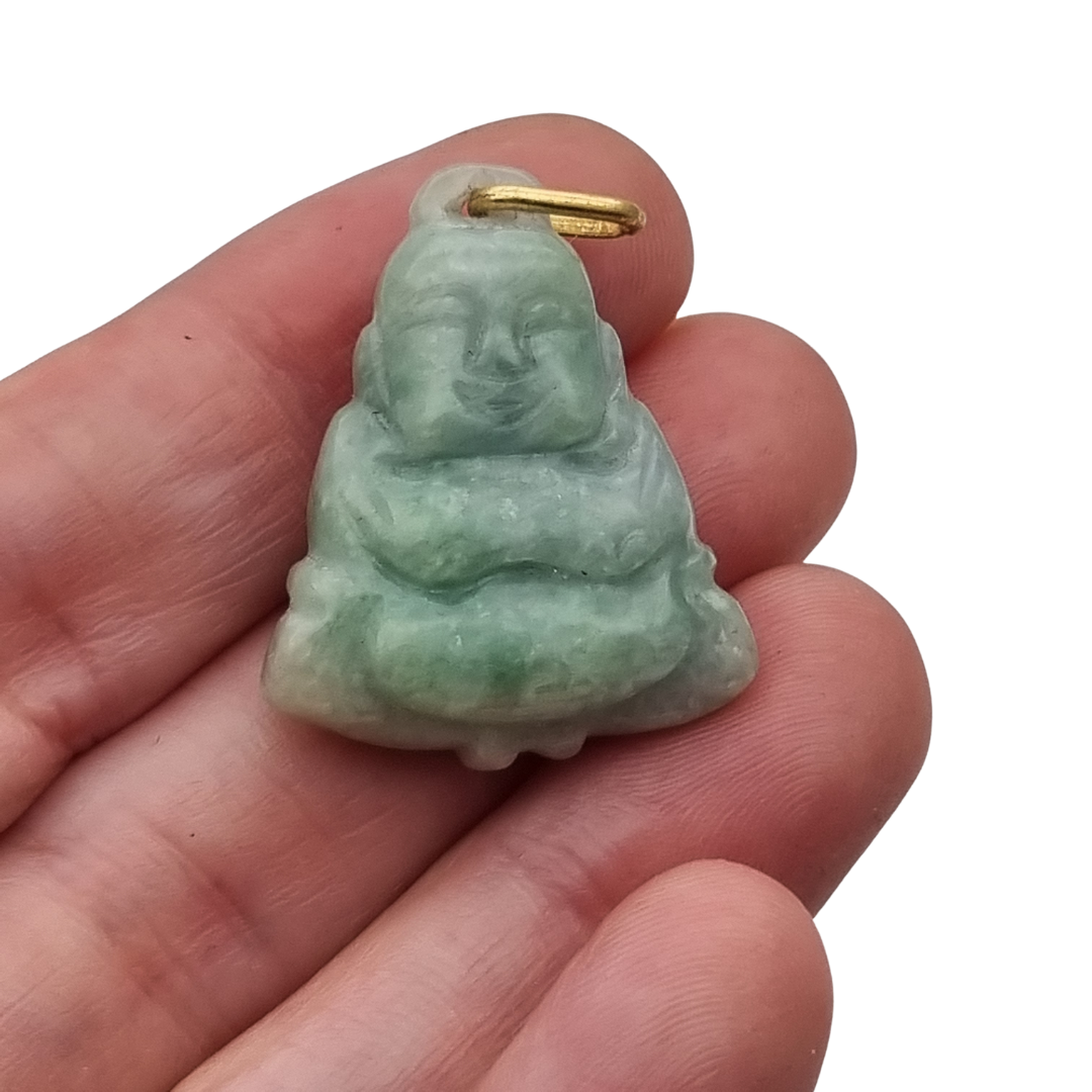 Colgante Buda circa 1970 en jade verde, amuleto de figura tallada con anilla en tono dorado
