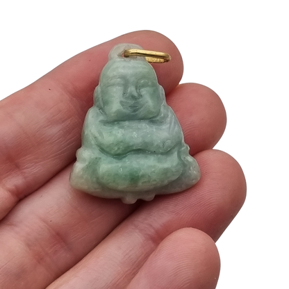 Colgante Buda circa 1970 en jade verde, amuleto de figura tallada con anilla en tono dorado