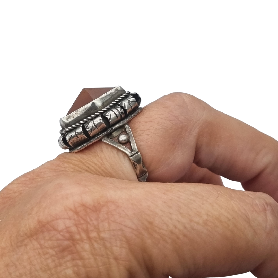 Anillo Art Déco tardío en plata con cornalina facetada circa 1940-1950