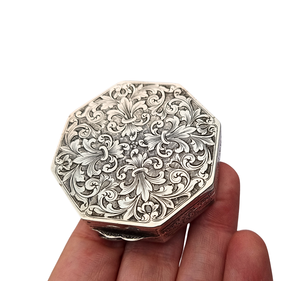 Caja floral hexagonal estilo revival barroco de plata 800, Italia circa 1930