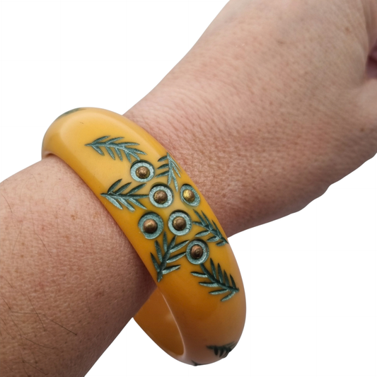 Brazalete Art Déco tipo butterscotch con decoración vegetal, ca. 1930-1945