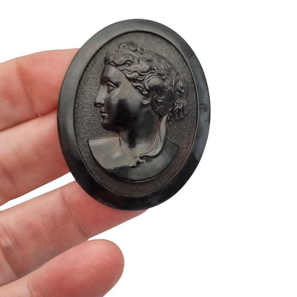 Broche Victoriano de luto en vulcanita con camafeo clásico, circa 1890