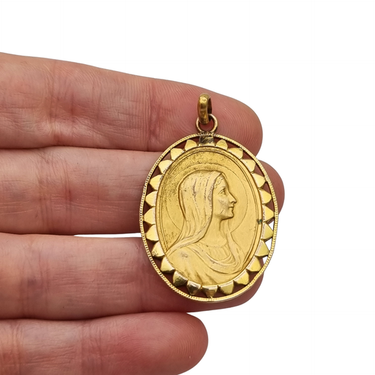 Medalla religiosa vintage de la Virgen María en metal dorado con orla calada, España, ca. 1940–1960