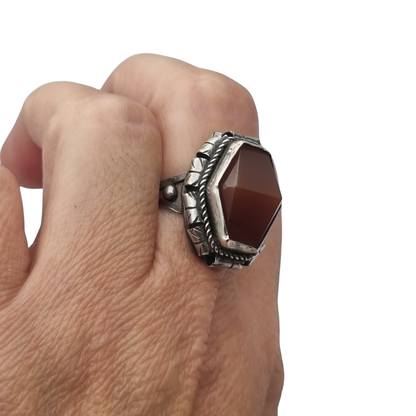 Anillo Art Déco tardío en plata con cornalina facetada circa 1940-1950