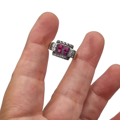 Anillo Art Déco francés de plata con rubí y pedrería blanca, circa 1930.