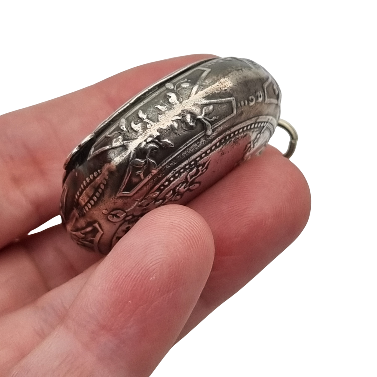 Antique silver pendant powder compact with mirror, Belle Époque and Art Nouveau, Europe, circa 1900-1915