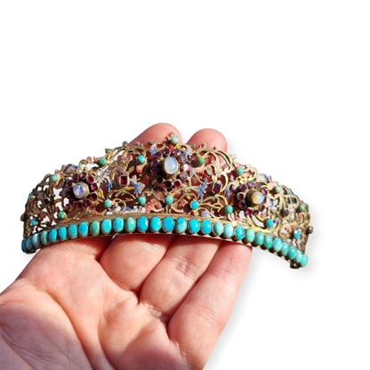 Tiara victoriana austrohúngara en plata dorada con turquesas, granates y piedra de luna, romántico tardío, ca. 1880–1900