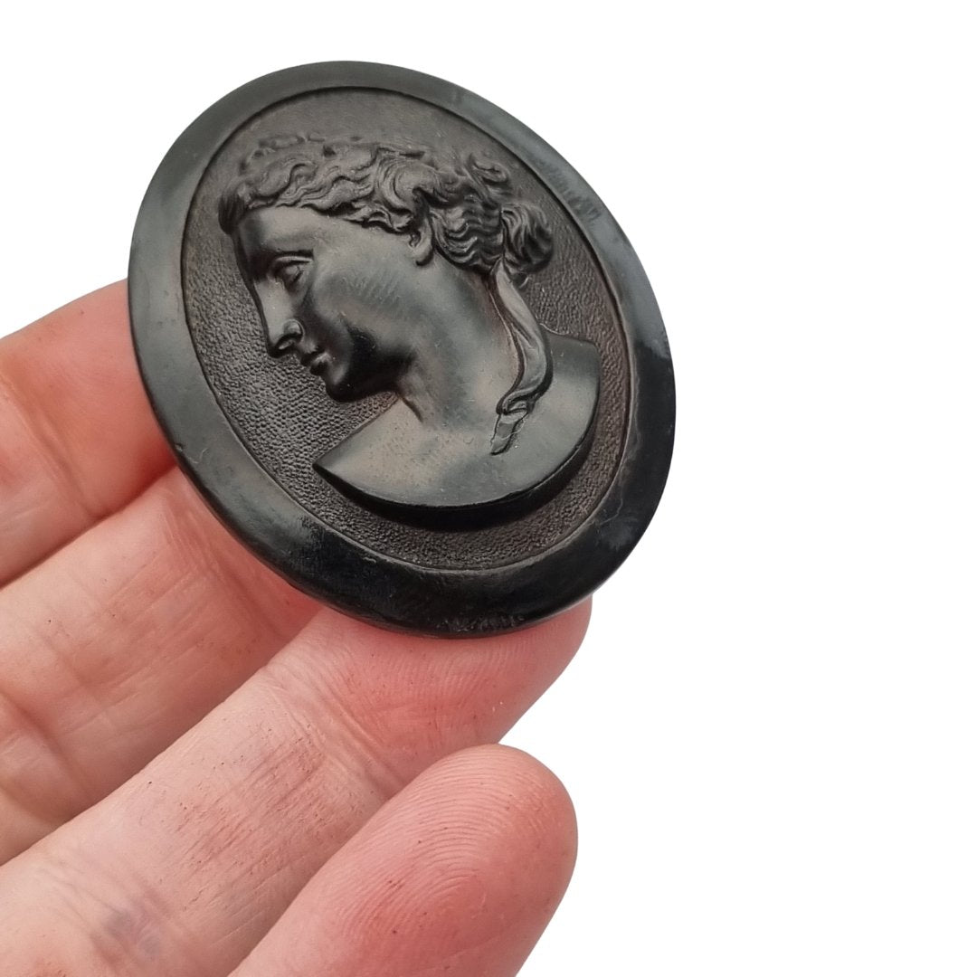Broche Victoriano de luto en vulcanita con camafeo clásico, circa 1890