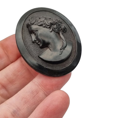Broche Victoriano de luto en vulcanita con camafeo clásico, circa 1890