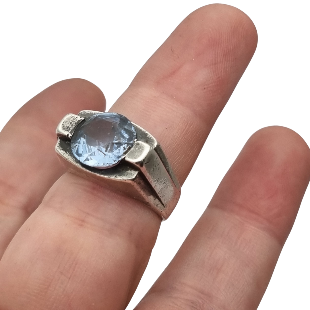 Anillo Art Déco de plata con topacio azul de diseño geométrico, Europa circa 1950