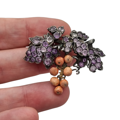 Broche antiguo racimo de uvas en plata dorada con amatistas, Naturalista Victoriano ca. 1885-1905