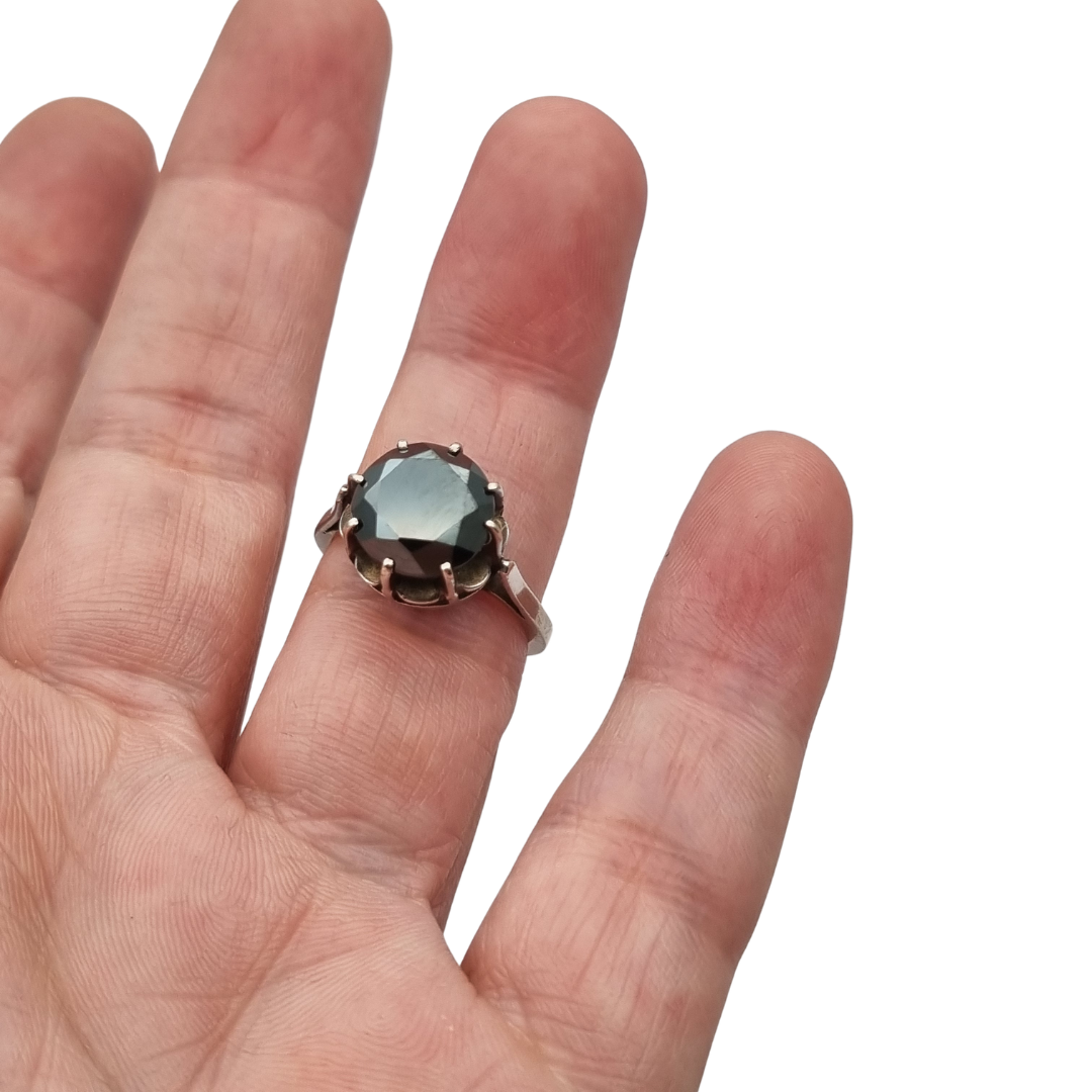 Anillo de plata con hematita facetada estilo cóctel vintage, circa 1980–2000