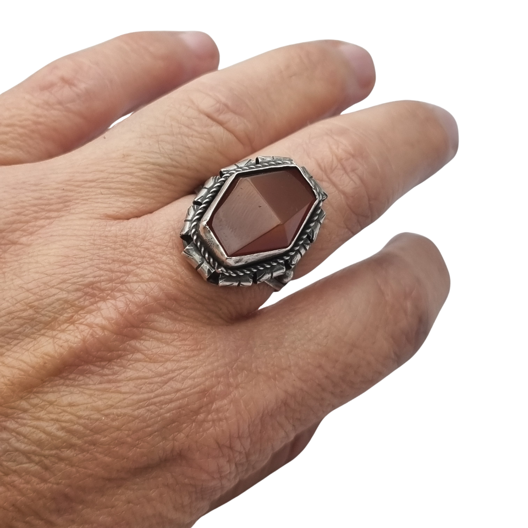 Anillo Art Déco tardío en plata con cornalina facetada circa 1940-1950