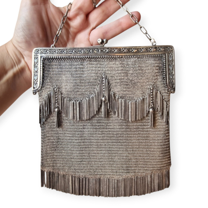 Bolso antiguo Belle Époque de malla de plata 800 con borlas, flecos y boquilla floral, Europa, ca. 1900–1920