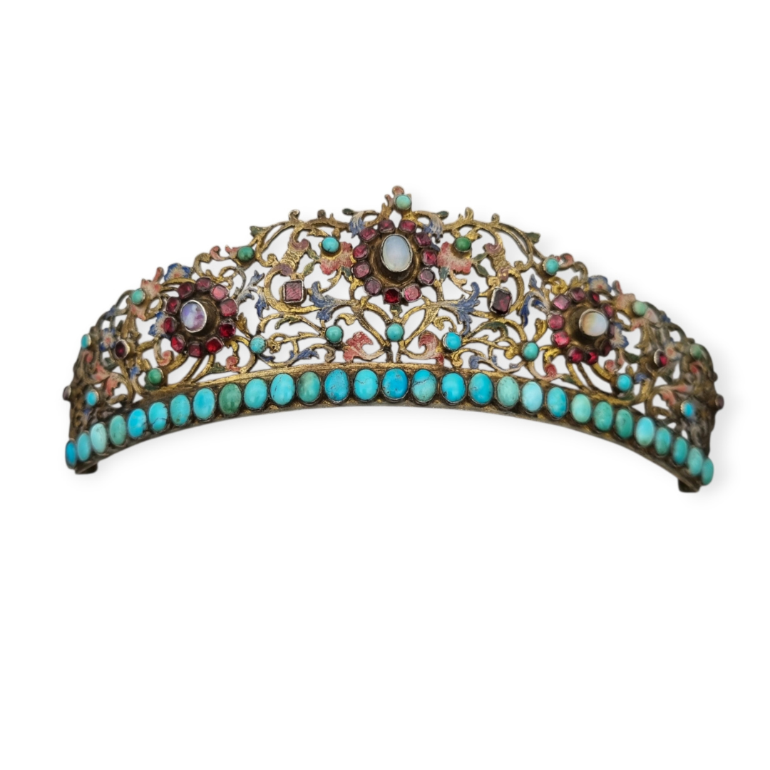 Tiara victoriana austrohúngara en plata dorada con turquesas, granates y piedra de luna, romántico tardío, ca. 1880–1900