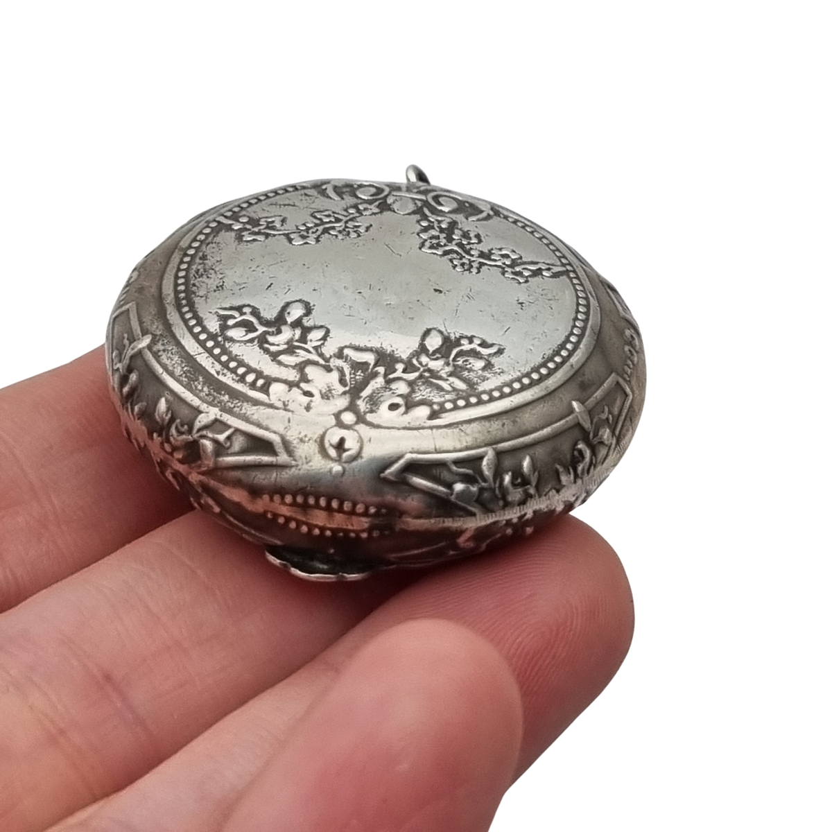 Antique silver pendant powder compact with mirror, Belle Époque and Art Nouveau, Europe, circa 1900-1915