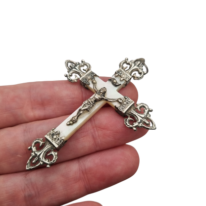 Cruz Art Nouveau francesa de plata y nácar, crucifijo religioso antiguo, ca. 1920–1930