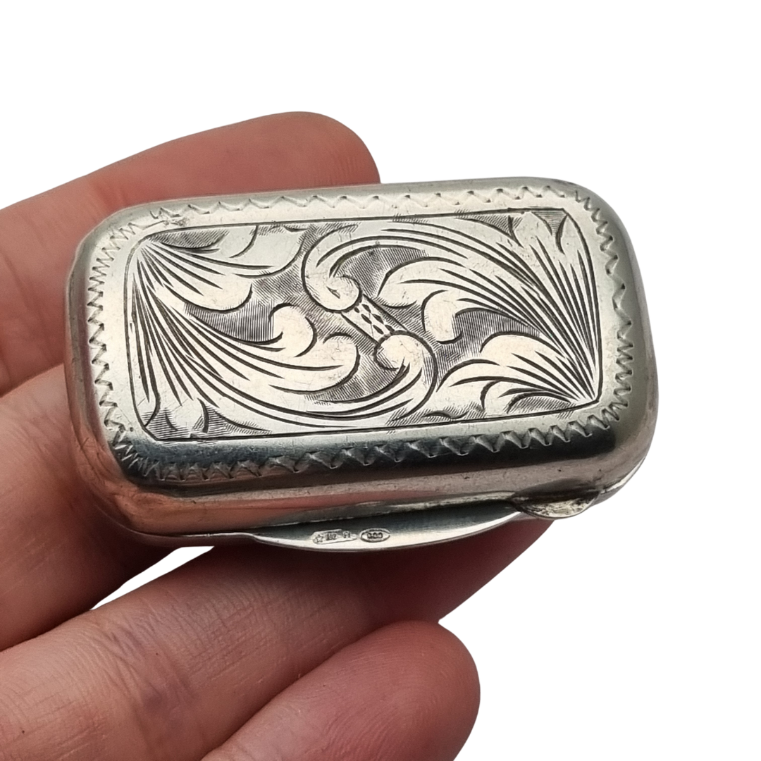 Antique pocket box in .800 silver, Art Nouveau-inspired floral engraving, Continental Europe, ca. 1900–1935