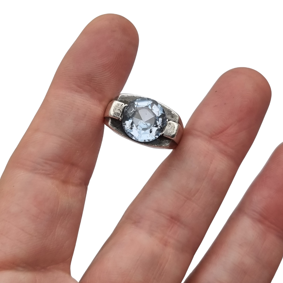 Anillo Art Déco de plata con topacio azul de diseño geométrico, Europa circa 1950