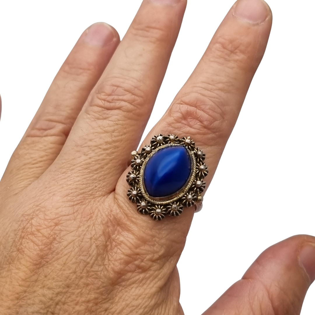 Anillo Mid Century de plata con cabujón azul y marco floral muy ornamentado, 1960