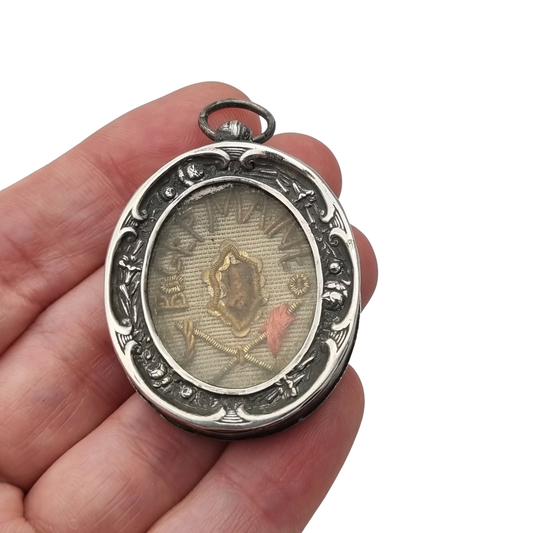 Relicario antiguo de plata de la beata Germana de Pibrac con lacre conservado, siglo XIX