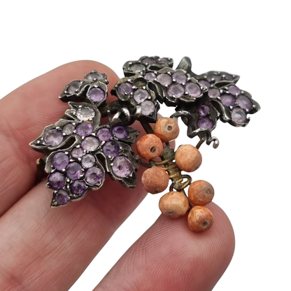 Broche antiguo racimo de uvas en plata dorada con amatistas, Naturalista Victoriano ca. 1885-1905