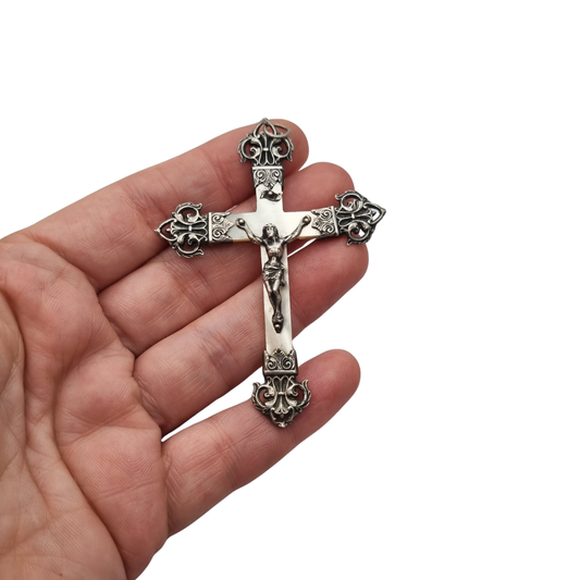 Cruz católica francesa antigua en plata y nácar con Cristo y remates calados, circa 1900–1930